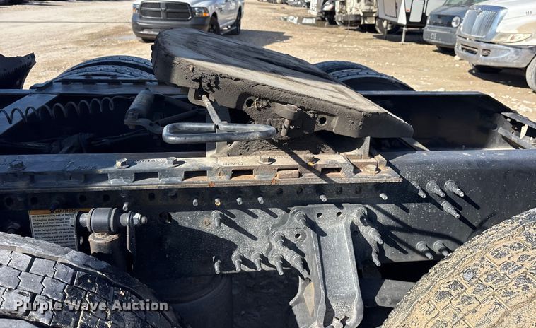 image for item YA1955 2022 Volvo VNL semi truck