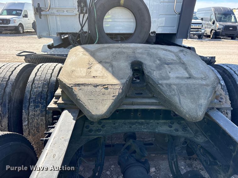 image for item YA1955 2022 Volvo VNL semi truck