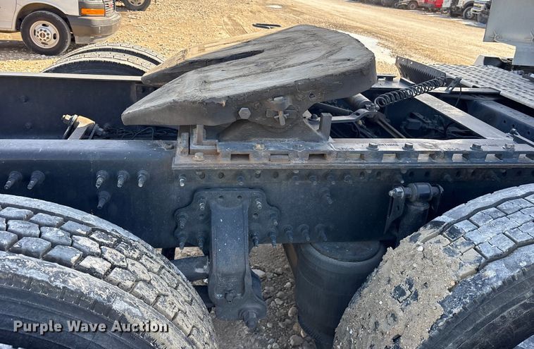 image for item YA1955 2022 Volvo VNL semi truck