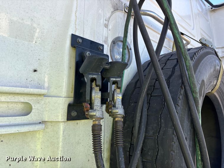 image for item YA1955 2022 Volvo VNL semi truck