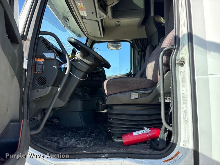 image for item YA1955 2022 Volvo VNL semi truck