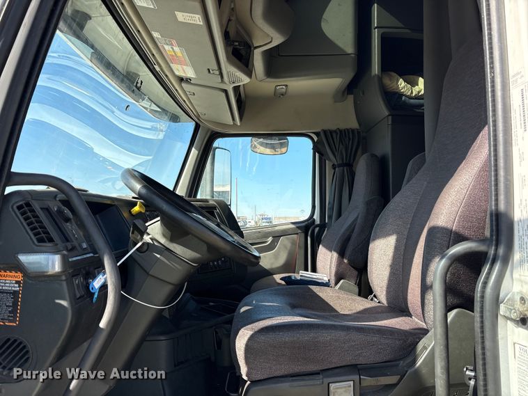 image for item YA1955 2022 Volvo VNL semi truck