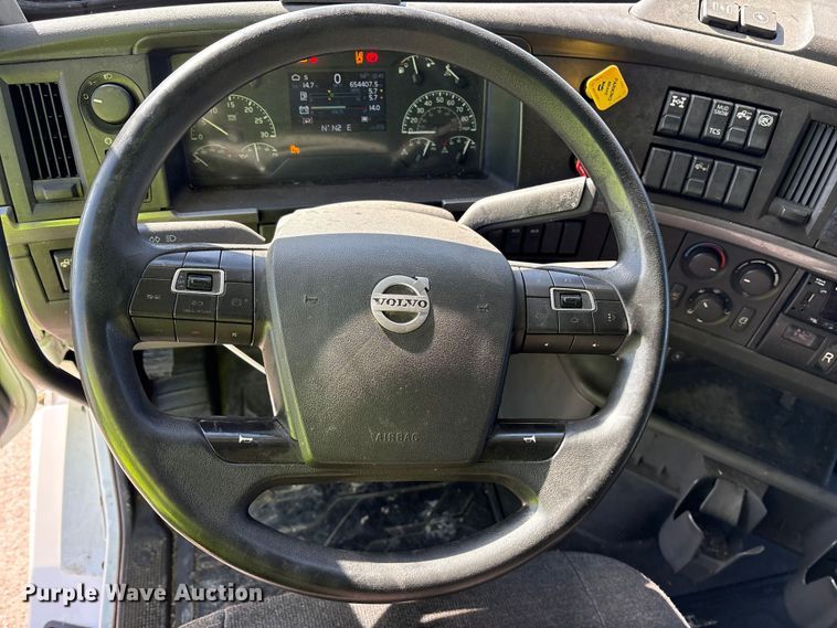 image for item YA1955 2022 Volvo VNL semi truck