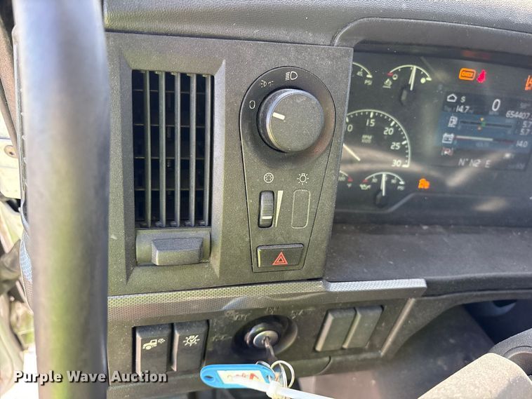 image for item YA1955 2022 Volvo VNL semi truck