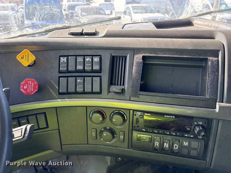 image for item YA1955 2022 Volvo VNL semi truck