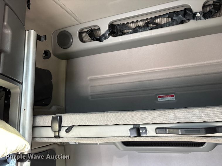 image for item YA1955 2022 Volvo VNL semi truck