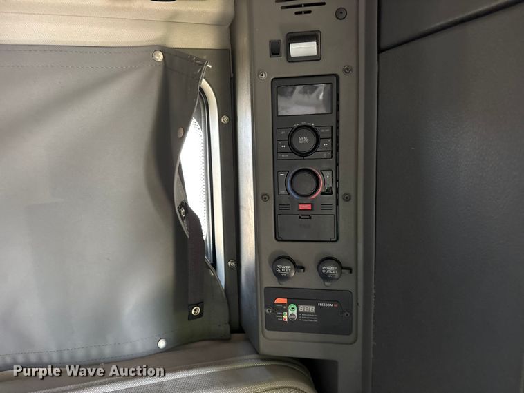 image for item YA1955 2022 Volvo VNL semi truck