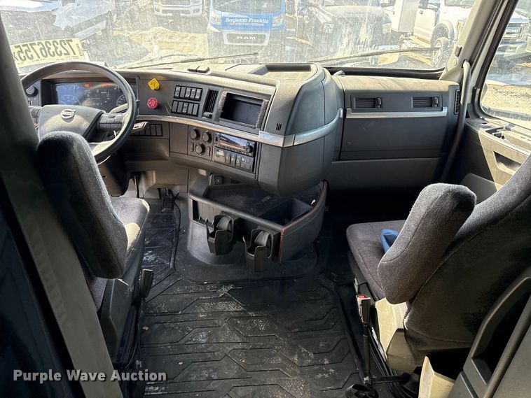 image for item YA1955 2022 Volvo VNL semi truck