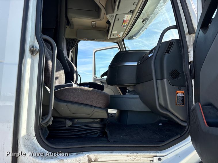 image for item YA1955 2022 Volvo VNL semi truck