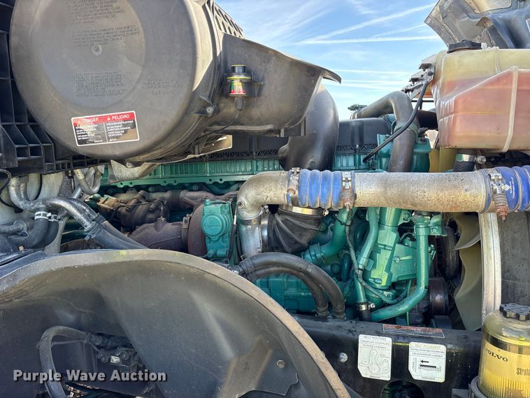 image for item YA1955 2022 Volvo VNL semi truck