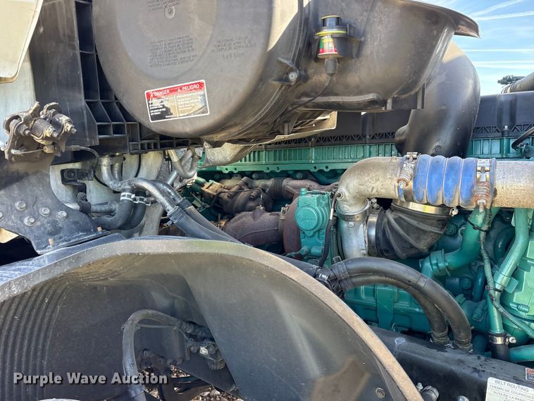 image for item YA1955 2022 Volvo VNL semi truck