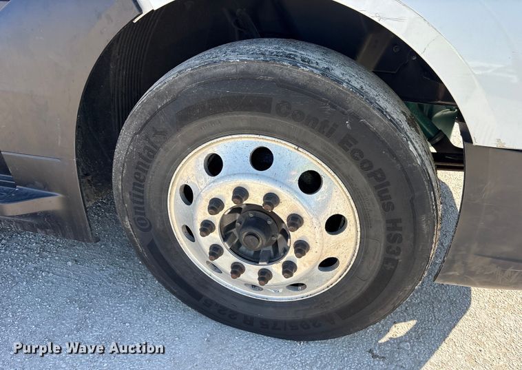 image for item YA1955 2022 Volvo VNL semi truck