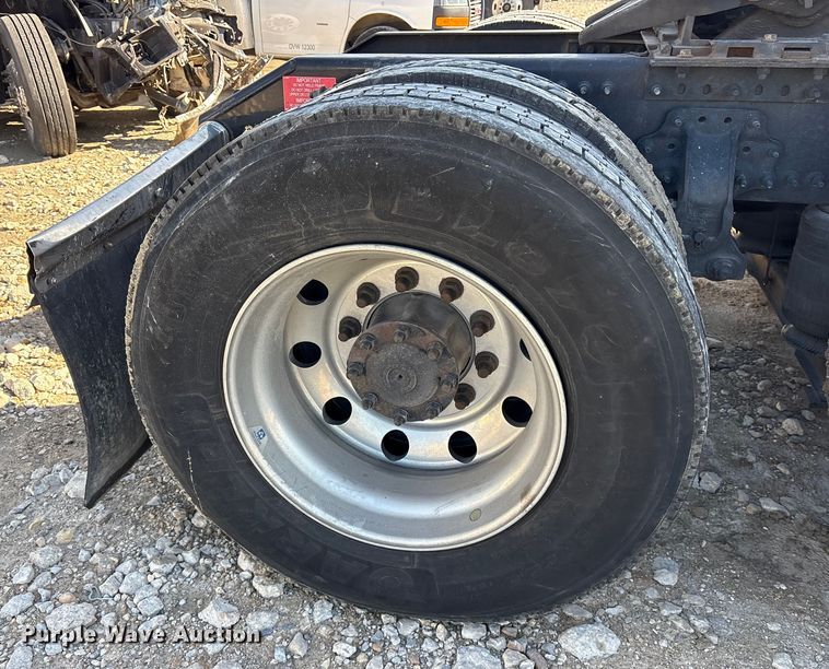 image for item YA1955 2022 Volvo VNL semi truck