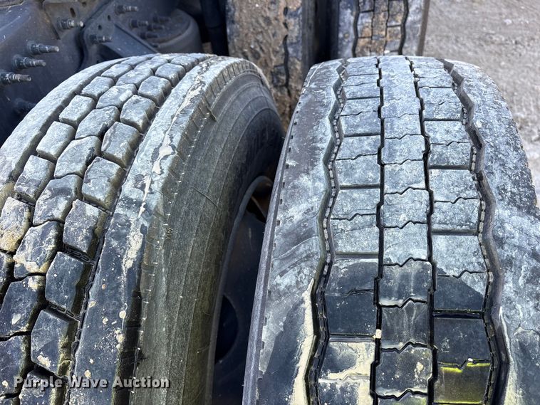 image for item YA1955 2022 Volvo VNL semi truck