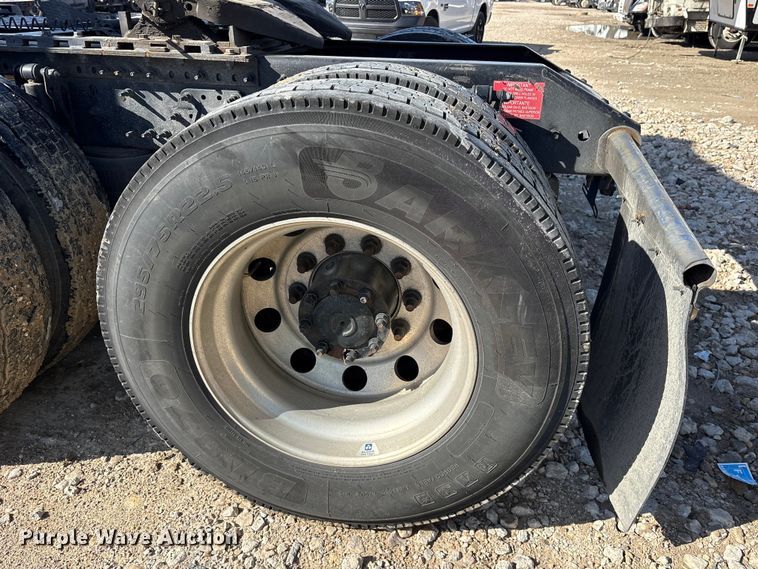 image for item YA1955 2022 Volvo VNL semi truck