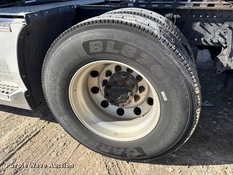 image for item YA1955 2022 Volvo VNL semi truck