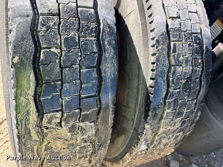 image for item YA1955 2022 Volvo VNL semi truck