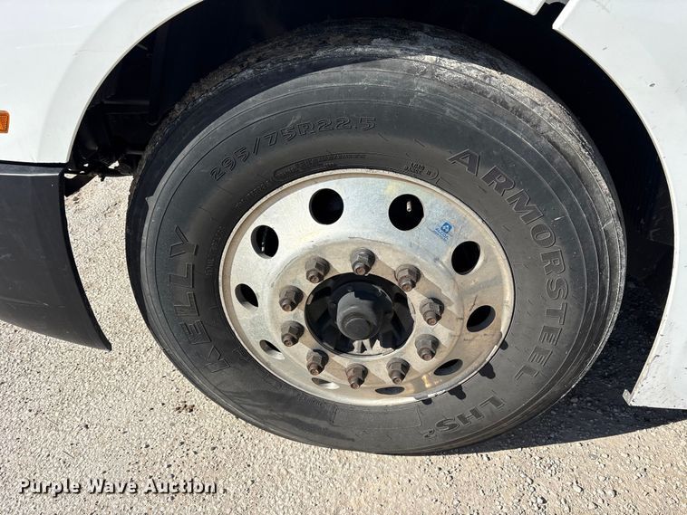 image for item YA1955 2022 Volvo VNL semi truck