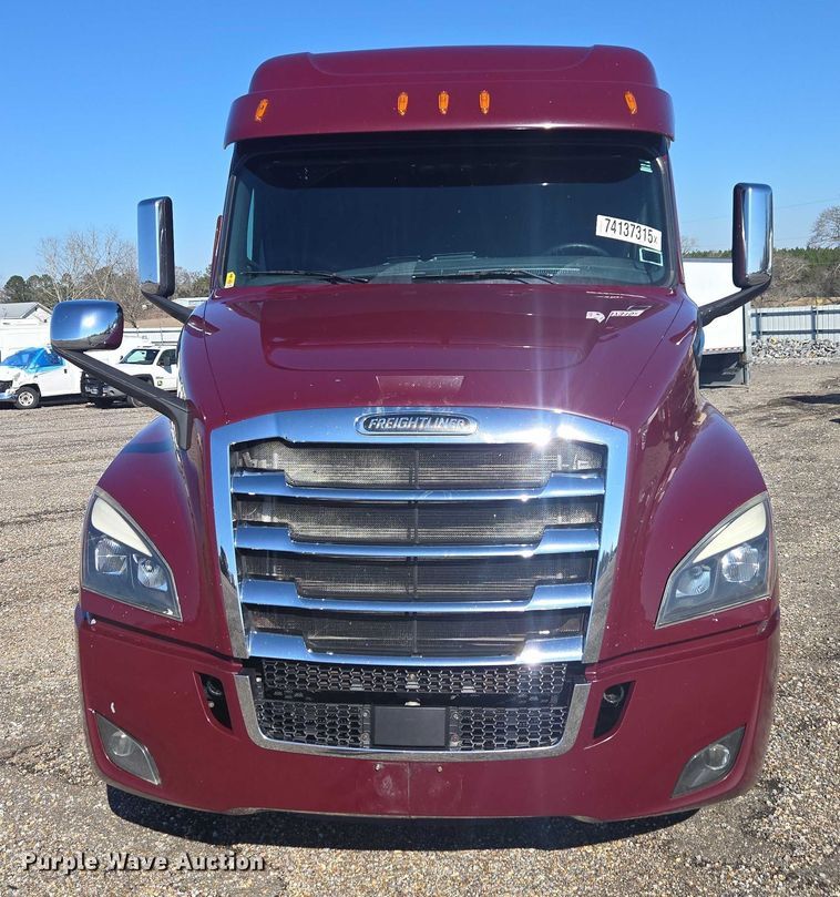 image for item YA2093 2020 Freightliner Cascadia semi truck