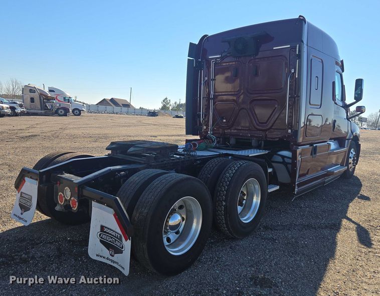 image for item YA2093 2020 Freightliner Cascadia semi truck