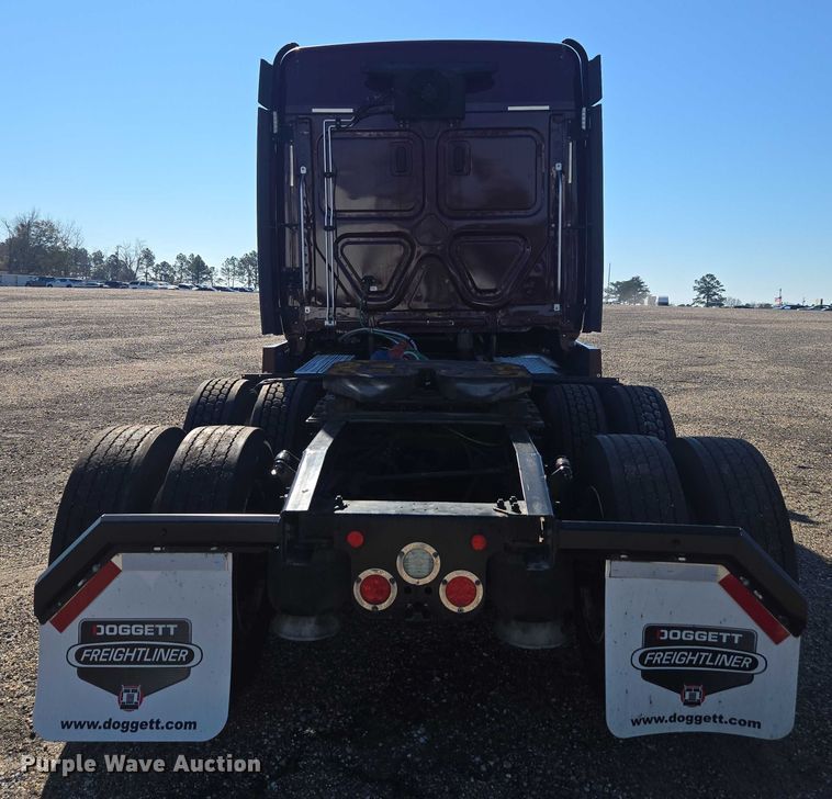 image for item YA2093 2020 Freightliner Cascadia semi truck