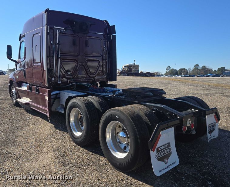 image for item YA2093 2020 Freightliner Cascadia semi truck