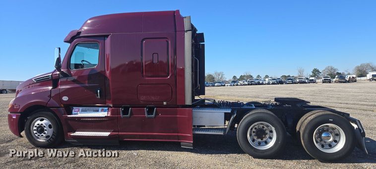 image for item YA2093 2020 Freightliner Cascadia semi truck