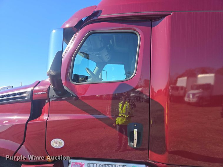 image for item YA2093 2020 Freightliner Cascadia semi truck