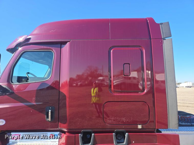 image for item YA2093 2020 Freightliner Cascadia semi truck