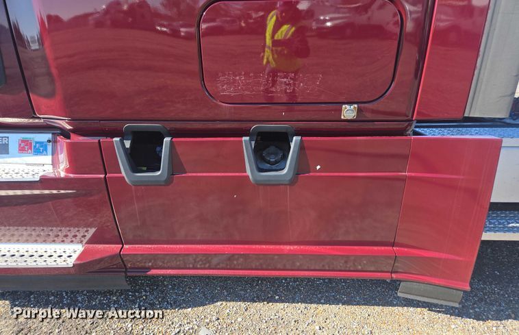 image for item YA2093 2020 Freightliner Cascadia semi truck