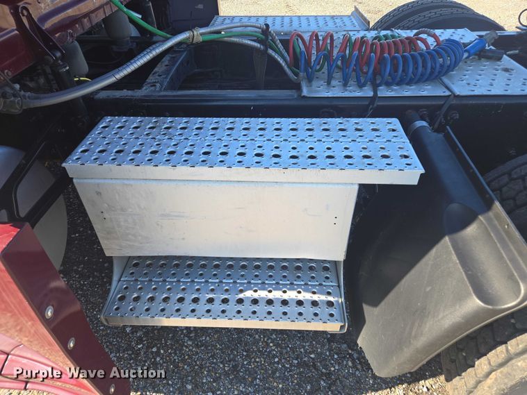 image for item YA2093 2020 Freightliner Cascadia semi truck