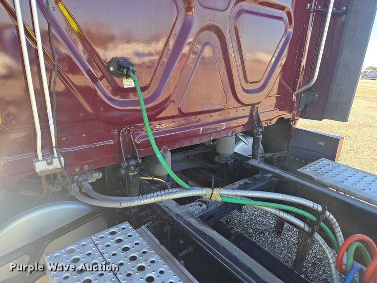 image for item YA2093 2020 Freightliner Cascadia semi truck