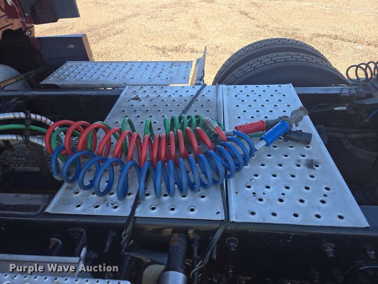 image for item YA2093 2020 Freightliner Cascadia semi truck