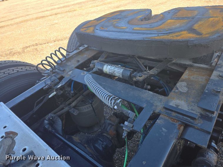 image for item YA2093 2020 Freightliner Cascadia semi truck