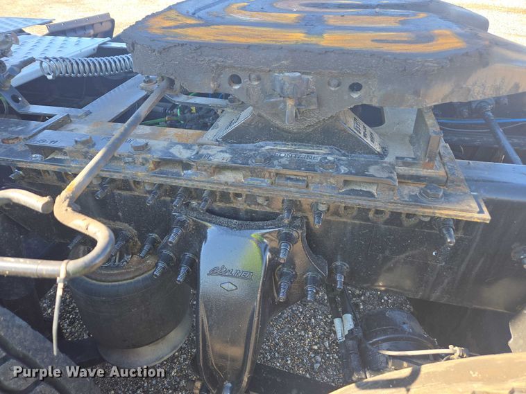 image for item YA2093 2020 Freightliner Cascadia semi truck