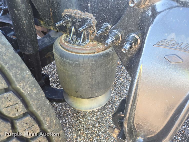 image for item YA2093 2020 Freightliner Cascadia semi truck