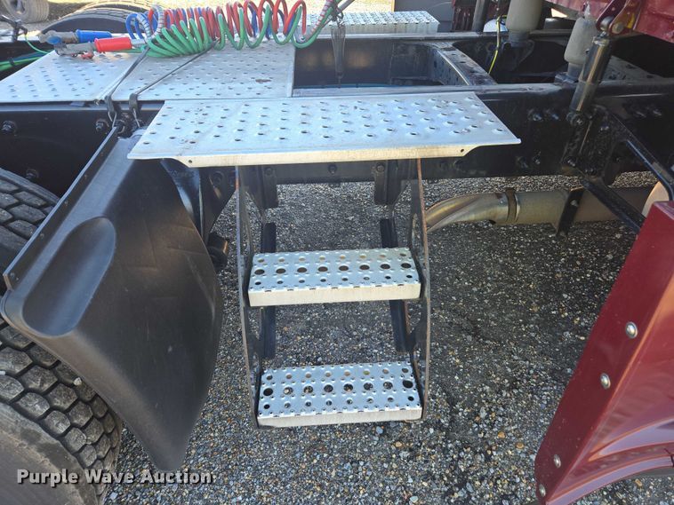 image for item YA2093 2020 Freightliner Cascadia semi truck