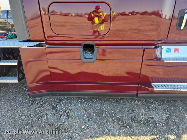 image for item YA2093 2020 Freightliner Cascadia semi truck