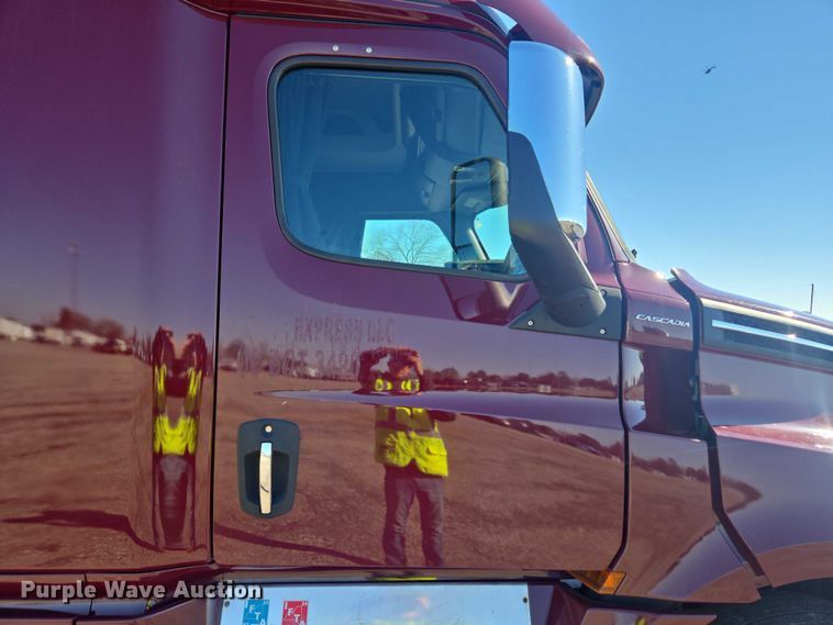 image for item YA2093 2020 Freightliner Cascadia semi truck