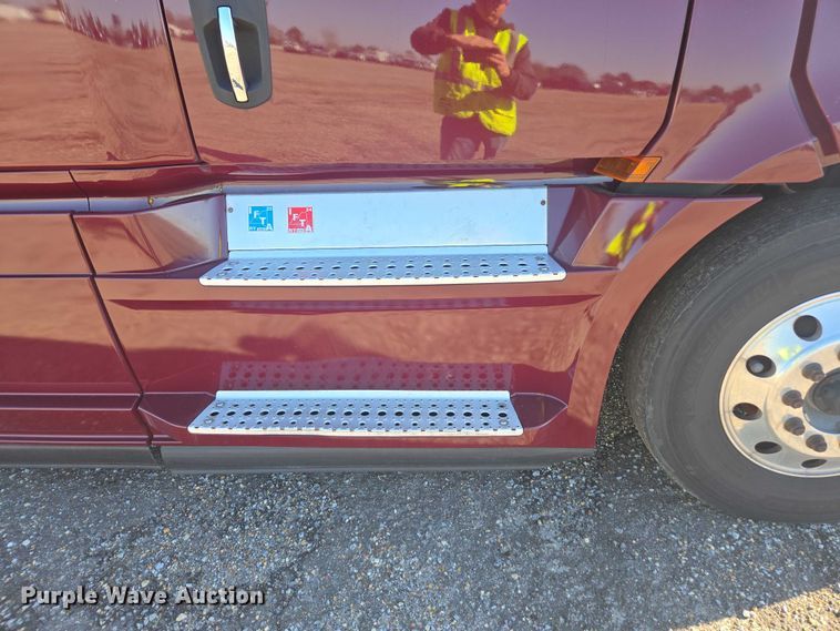 image for item YA2093 2020 Freightliner Cascadia semi truck