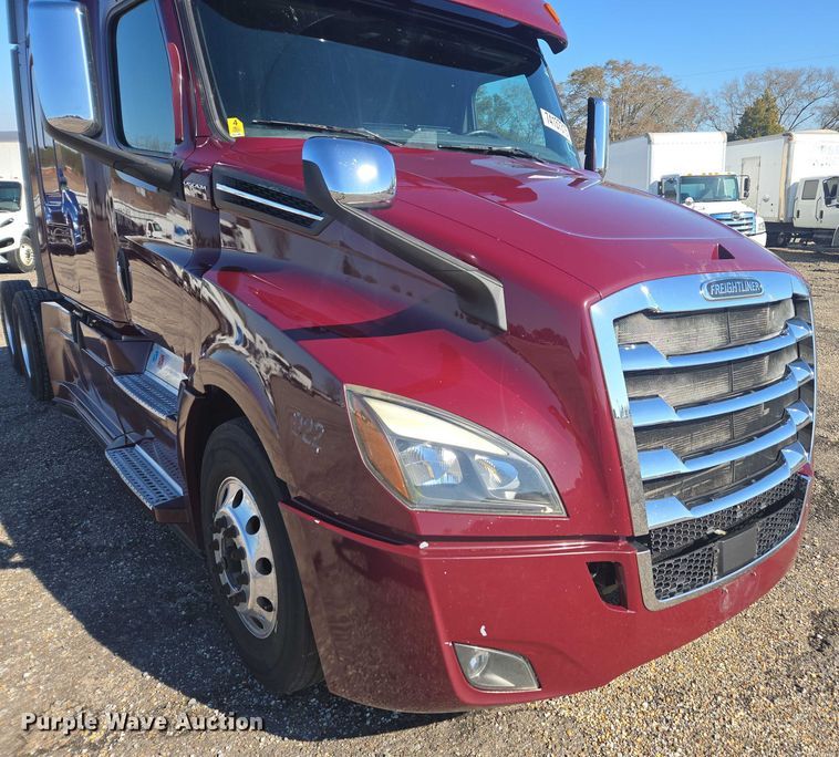 image for item YA2093 2020 Freightliner Cascadia semi truck