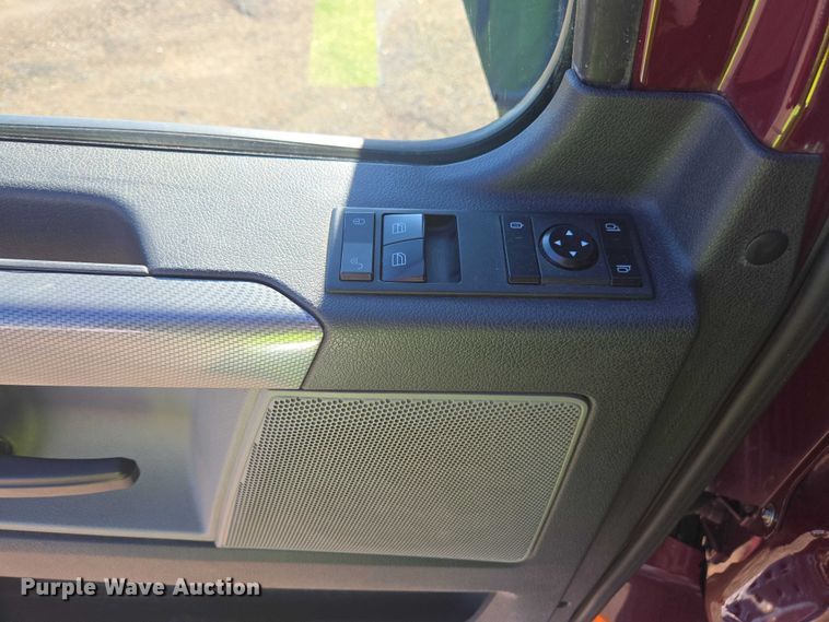 image for item YA2093 2020 Freightliner Cascadia semi truck