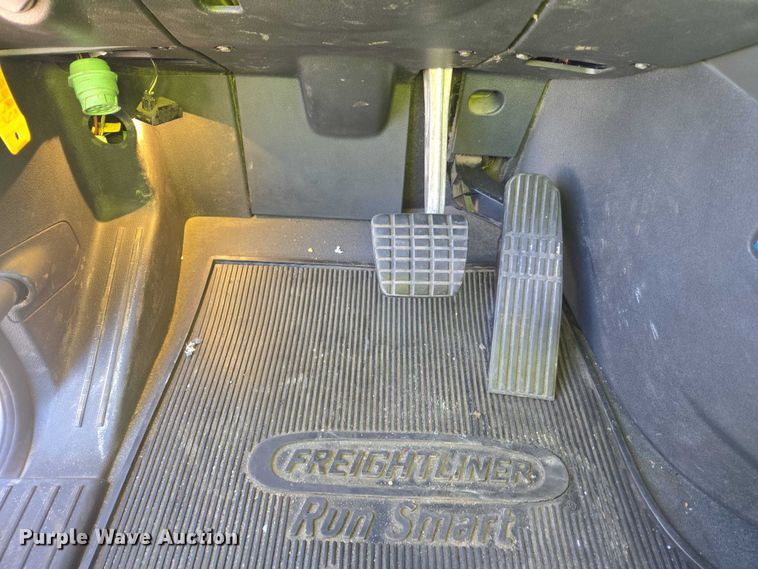 image for item YA2093 2020 Freightliner Cascadia semi truck