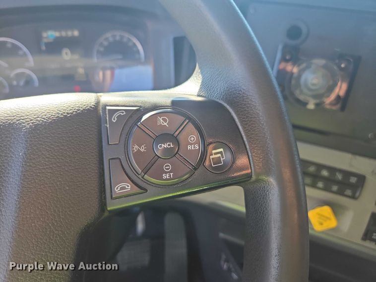 image for item YA2093 2020 Freightliner Cascadia semi truck