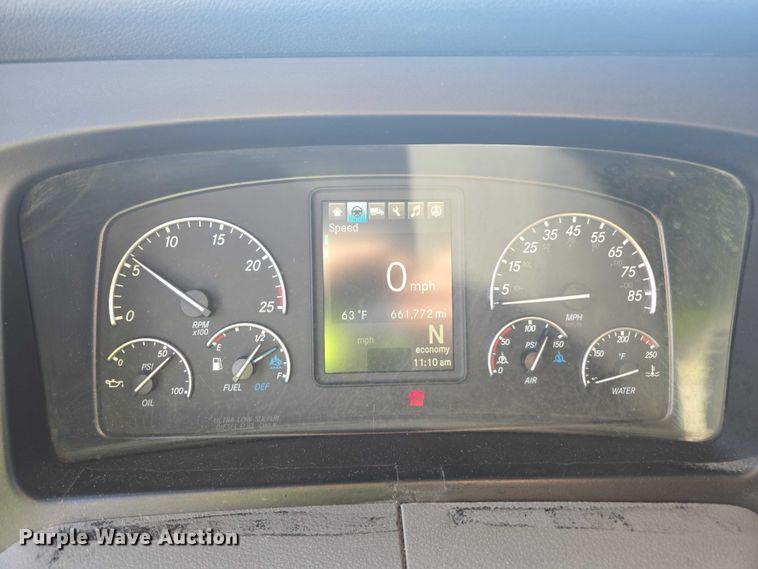 image for item YA2093 2020 Freightliner Cascadia semi truck