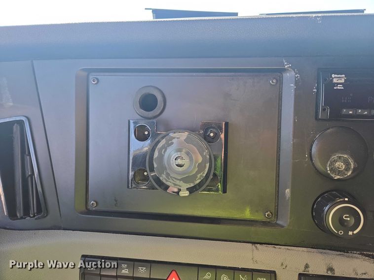 image for item YA2093 2020 Freightliner Cascadia semi truck