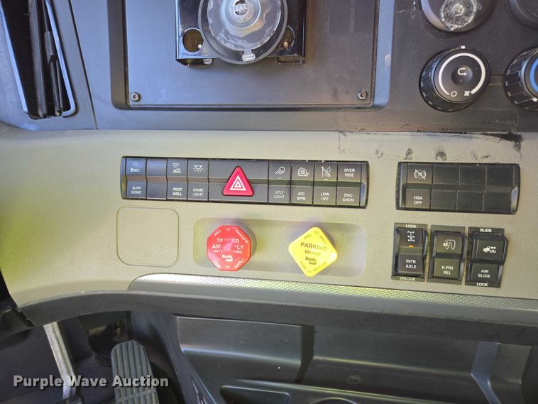 image for item YA2093 2020 Freightliner Cascadia semi truck