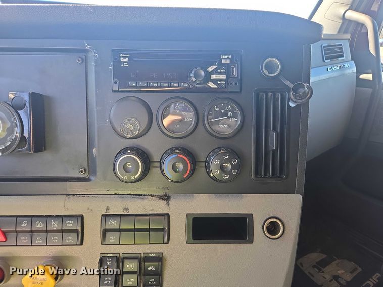 image for item YA2093 2020 Freightliner Cascadia semi truck