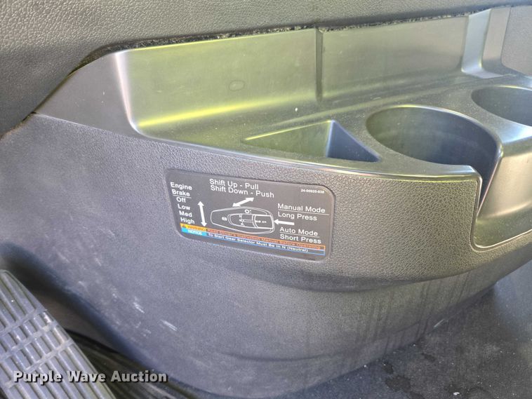 image for item YA2093 2020 Freightliner Cascadia semi truck