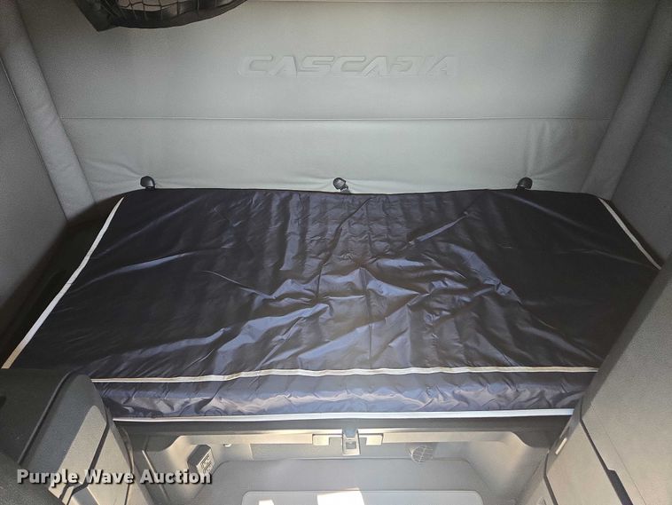 image for item YA2093 2020 Freightliner Cascadia semi truck